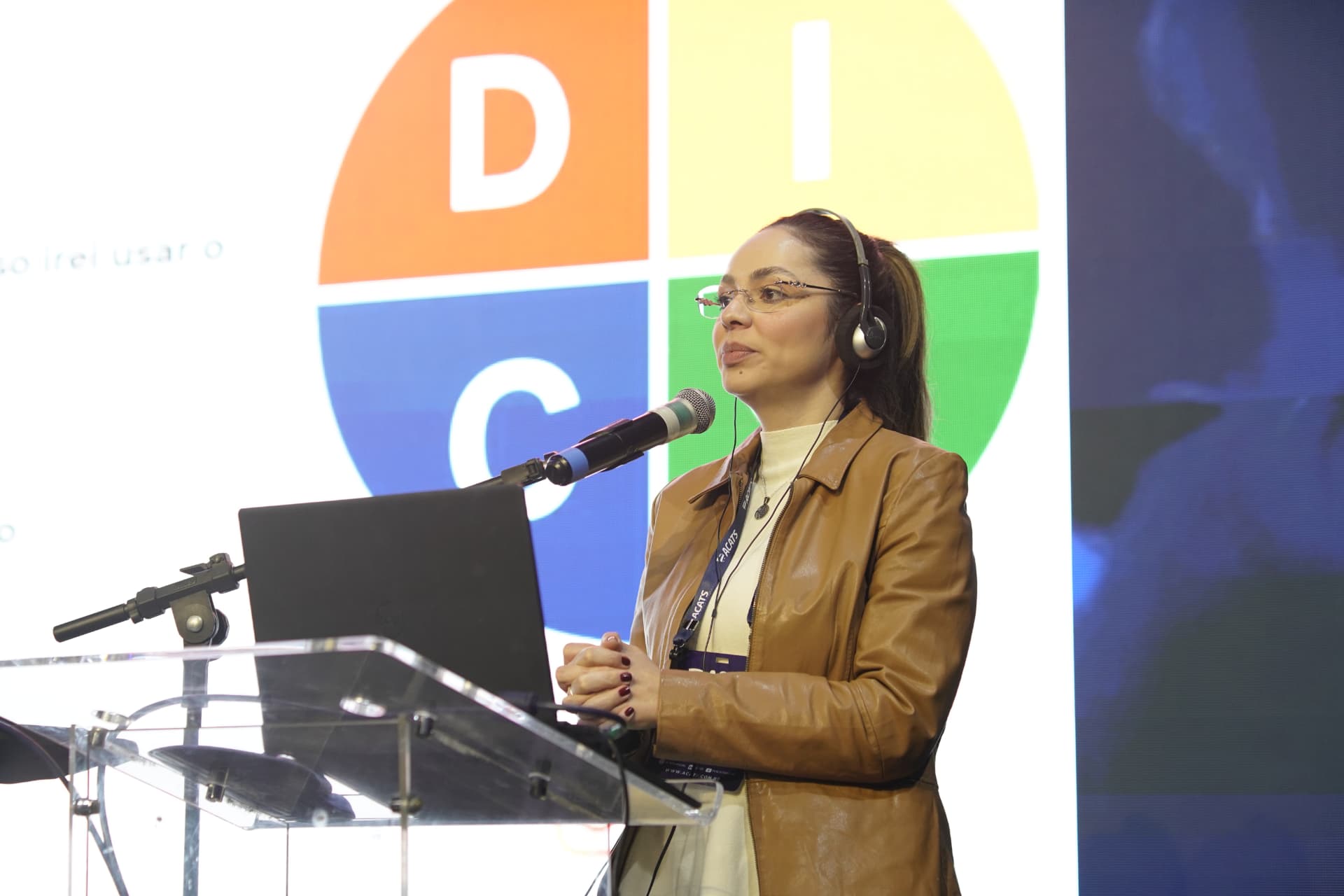 Daniela Bressan em palestra sobre comportamento